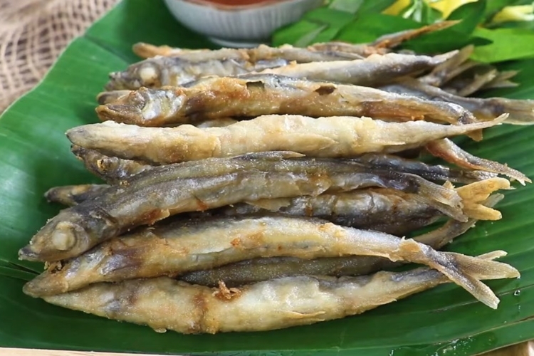 Thành phẩm cá trứng chiên giòn chấm kèm mắm me